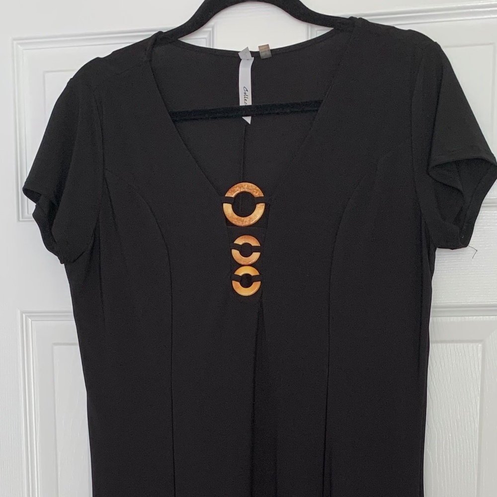 NY Collection dress. Soft & slimming line with shell like accent. Size M